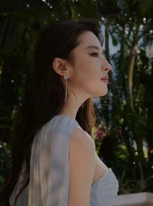 刘亦菲最新写真照曝光,蓝色抹胸长裙仙气飘飘