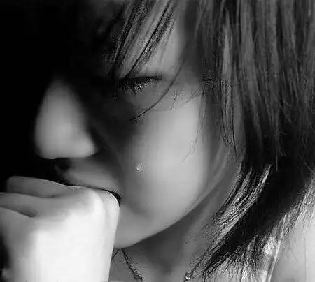 一个人在深夜偷偷的哭图片