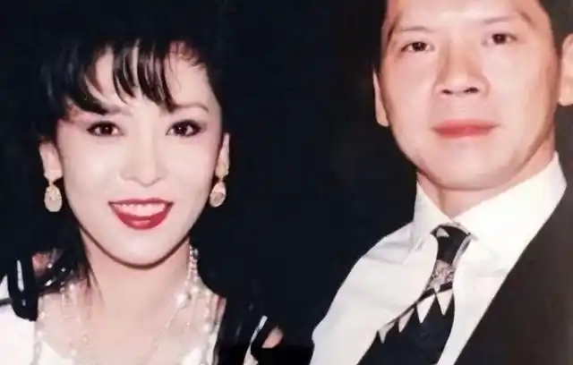 近日,向太在个人社交平台上,突然晒出了一组自己年轻时的旧照.