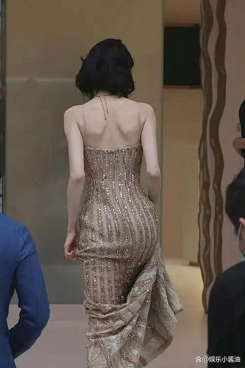 女星背影大合集杨颖像黑天鹅迪丽热巴大秀肩胛骨太瘦了