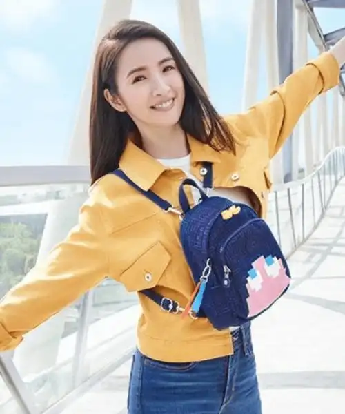 搭配深蓝色的牛仔裤,撞色的搭配很偶然髦感,而且笑起来的林依晨看着