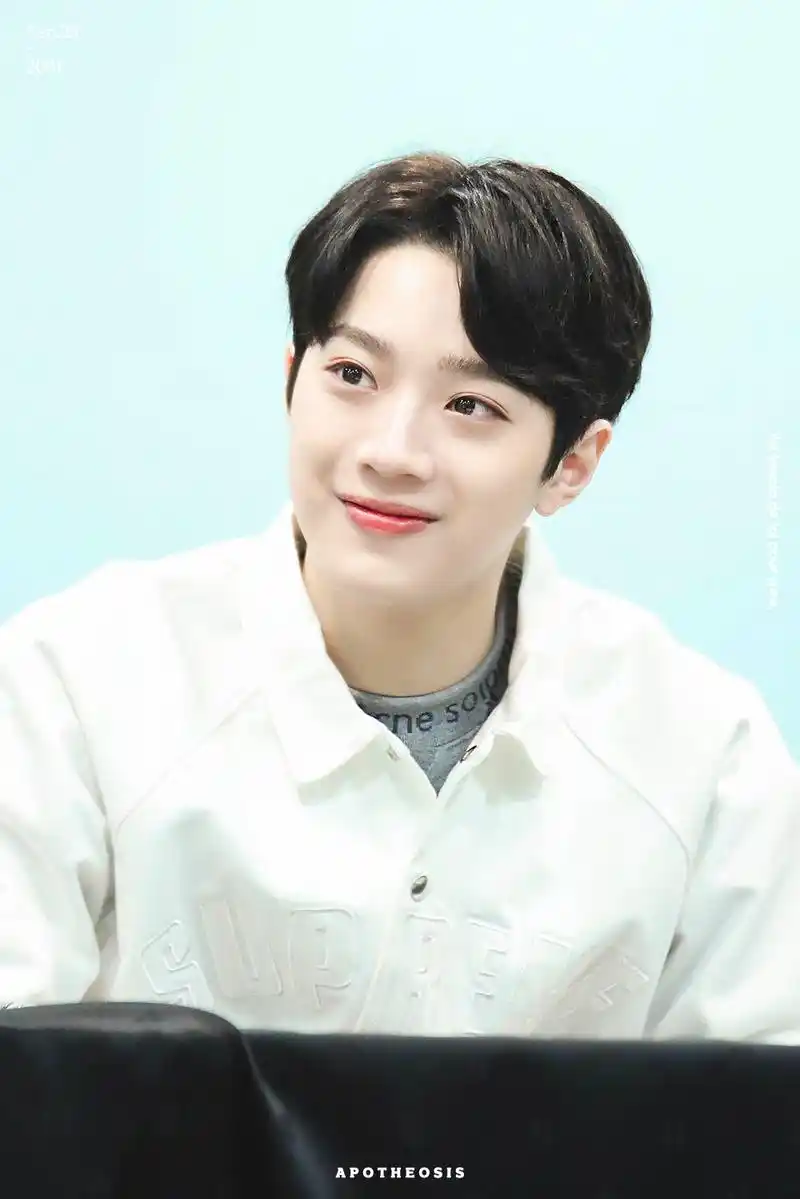 去年今日|签售会上嫩豆腐般白嫩的赖小可爱_赖冠霖