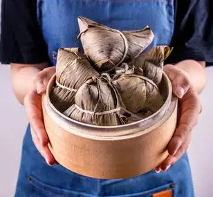 端午节,端午节黑底蒸笼中的粽子,美味的蒸笼,特写,临摹空间,俯视,平放