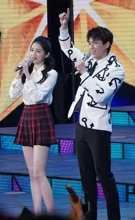 当172cm关晓彤和男星同框,王一博不算啥,看到宋威龙我酸了|吴磊|乐器