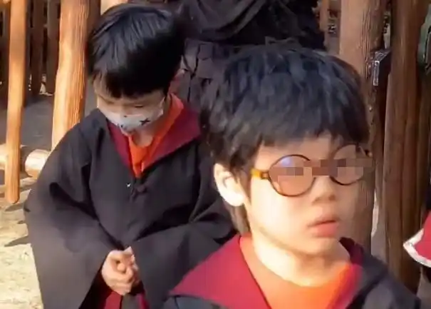 杨颖带儿子游迪士尼私下合影曝光4岁小海绵正面照被群众围观