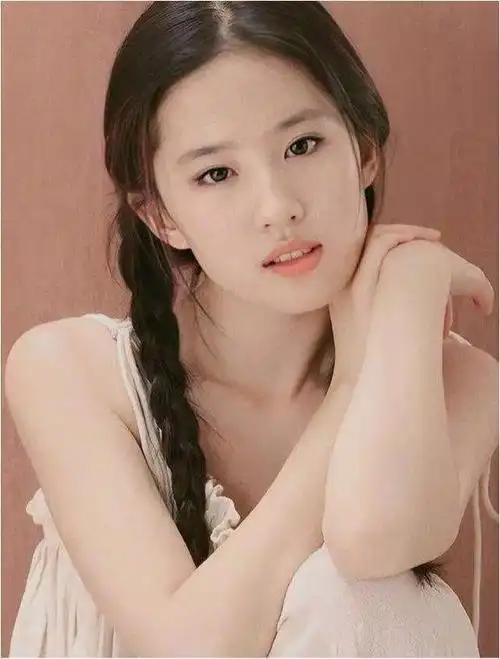 刘亦菲香港海洋公园被偶遇,素颜状态超级好,整个人仙气飘飘!