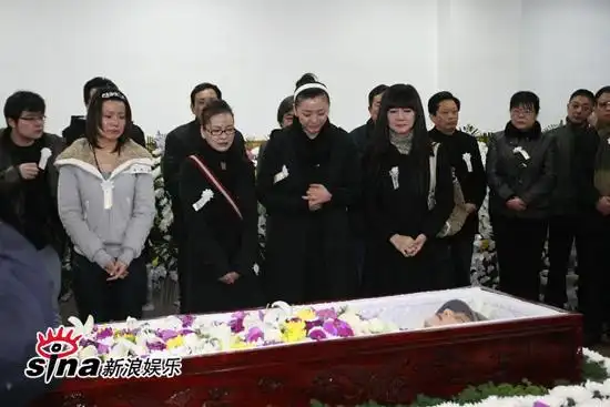 > 正文  新浪娱乐讯 2月22日上午8时许,艺人潘星谊的遗体告别仪式在