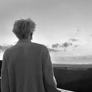 网图男生头像黑白