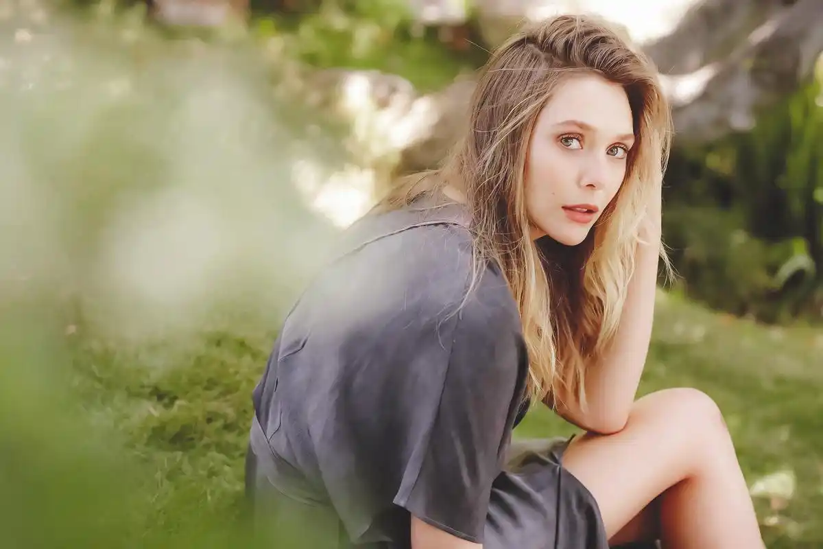 伊丽莎白·奥尔森(elizabeth olsen)是个长相非常有辨识度的女生,她的