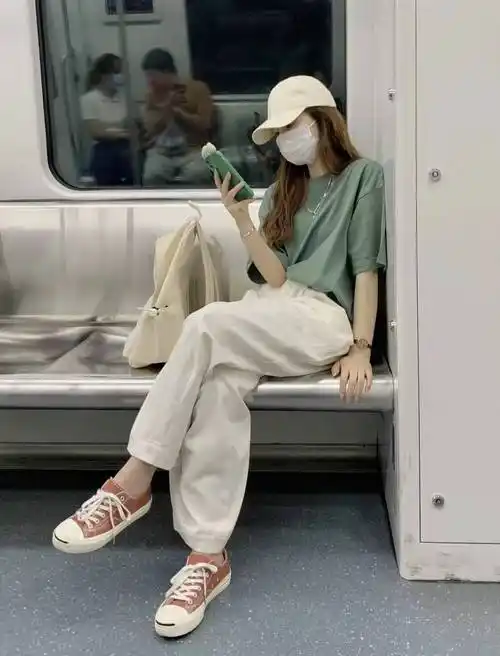 原创白色阔腿裤怎么搭配衣服和鞋子好看