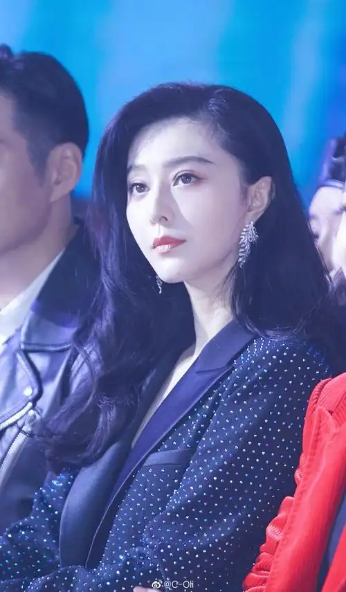 范冰冰昨晚一袭亮片西服套装现身好友的品牌活动