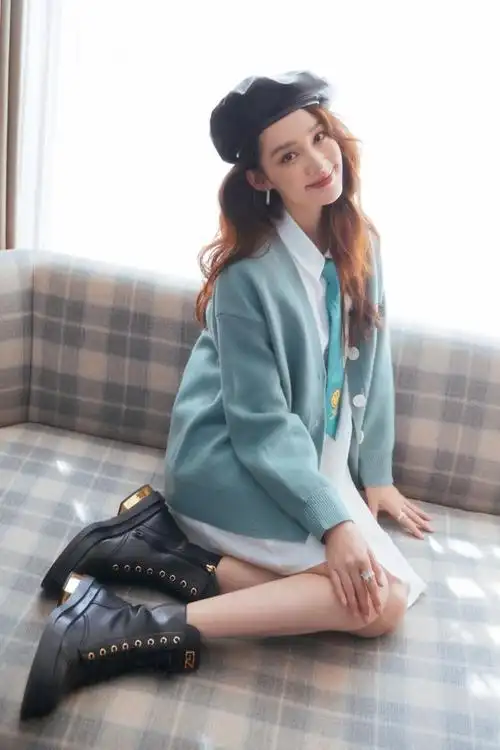 李沁衬衫裙扮"下衣失踪",美腿性感迷人,搭配针织衫宛如学生妹-爱读书