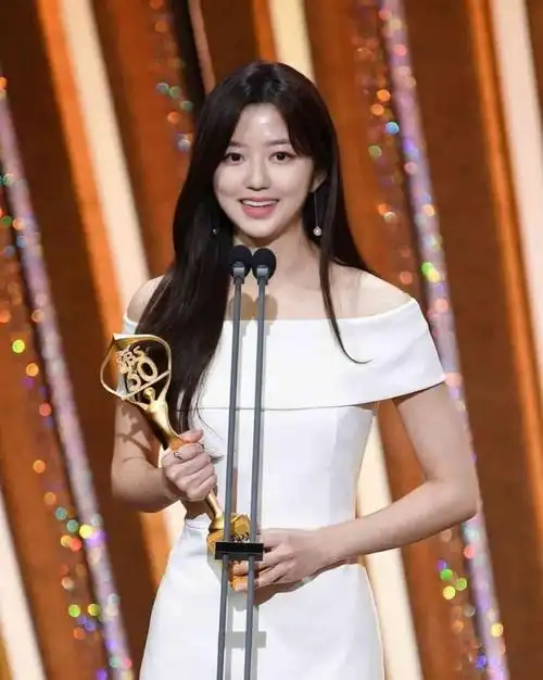 韩国新一代的潜力演员金贤秀演技颜值并存