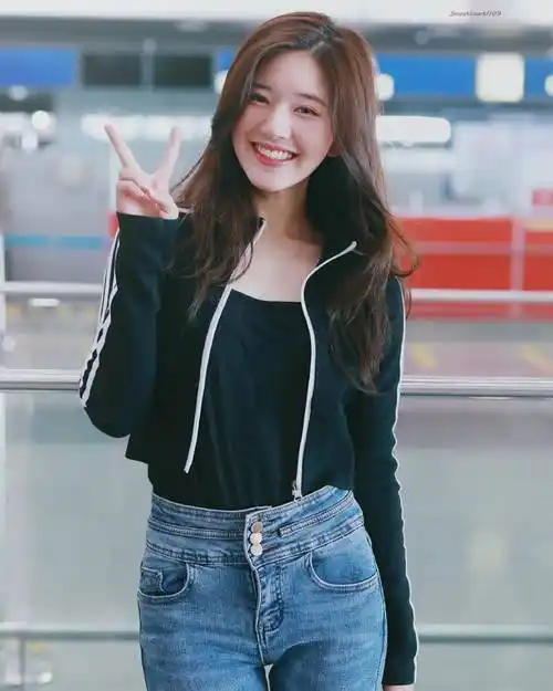 赵露思素颜走机场都这么清纯?穿搭黑色棒球针织,小腰瘦的惹人爱