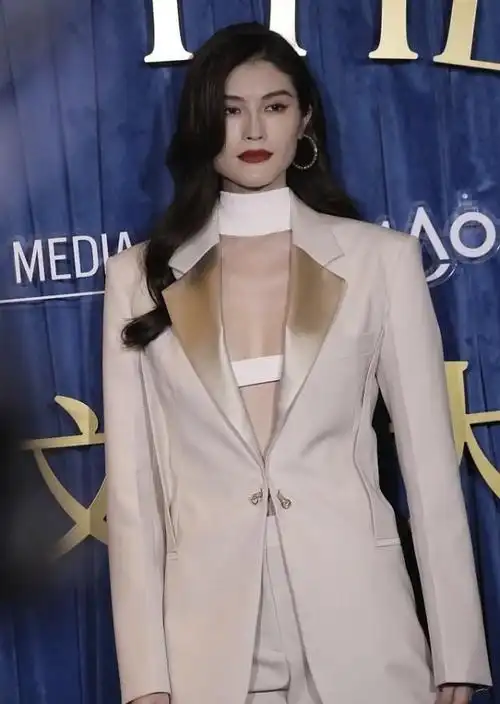 原创何穗的178身高真没白长穿真空西装好妩媚真让人移不开眼