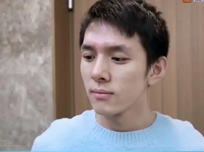 李佳琦分享居家环境狗窝位置奇葩素颜模样被吐槽好丑