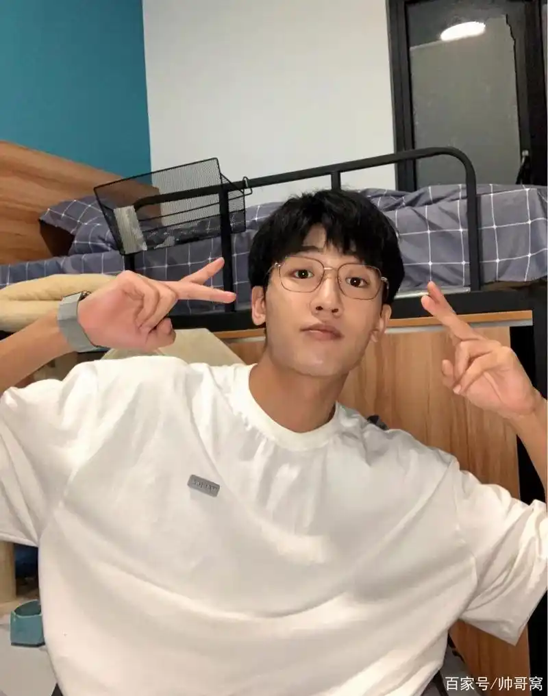 组图:清纯可爱又单纯的17岁小奶狗,各种呆萌动作,帅爆你的心!