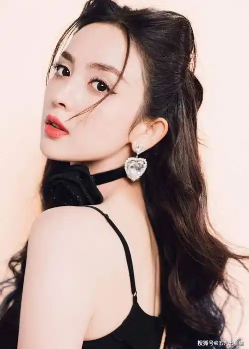 在这一组照片中,古力娜扎以一种独特的猫耳发型和黑色装扮,展示出了她