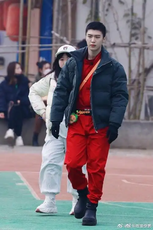 范丞丞青春环游记3红色赛车服造型#范丞丞寸头也太绝了吧!