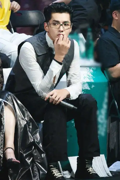 上游时尚|吴亦凡充满未来感的先锋造型你爱了吗?