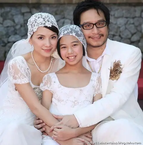 2月6日结婚当天,新郎彭顺亲自到别墅迎接李心洁,依照惯例,李心洁强大