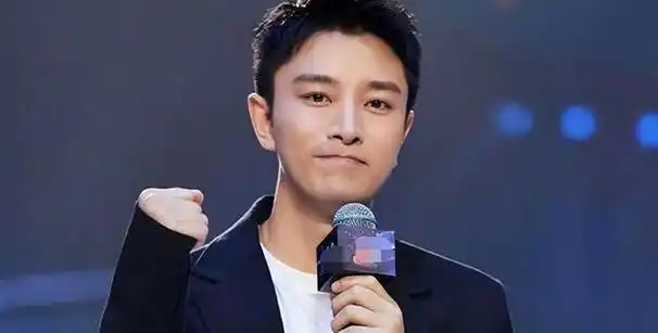 贾乃亮黄晓明坐上海早高峰地铁脸色疲惫无人识没人让座引争议