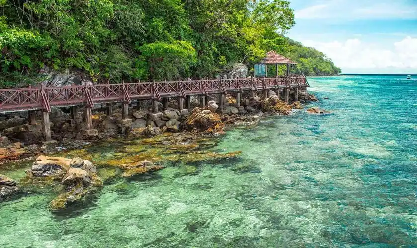 兰卡威是马来西亚最令人向往的海滩旅游胜地之一,共由99个岛屿组成.