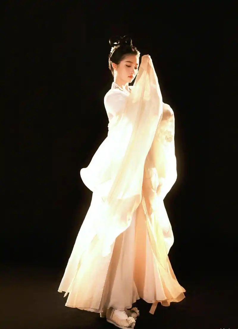 关晓彤王牌古装造型#关晓彤#   关晓彤饰身着古装,梳着古典发型,身姿