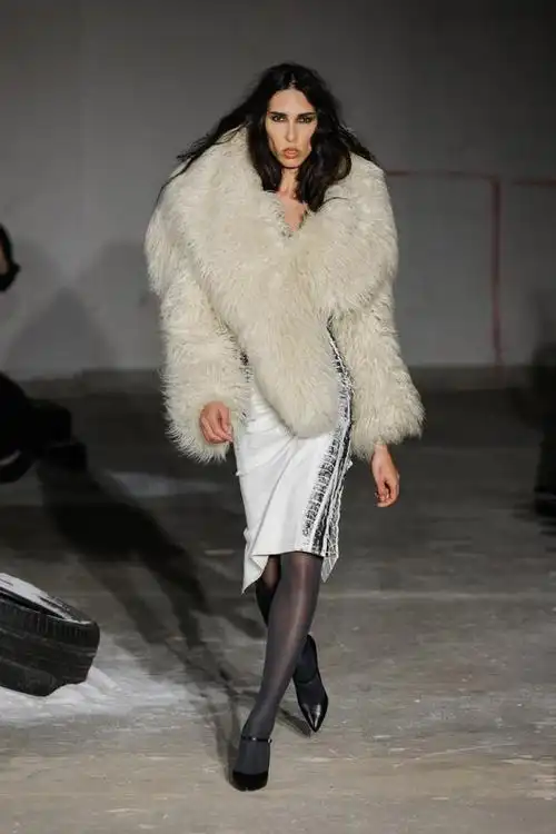 近日,备受关注的巴黎时装周再次引爆了全球时尚圈的关注.