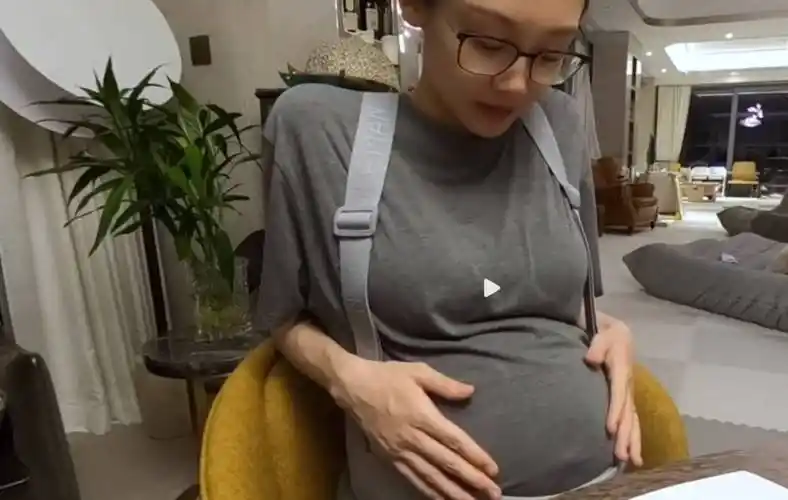 郑恺回上海给妻子带3只鸡,苗苗孕肚尖快要生了,1岁女儿:想爸爸_老公