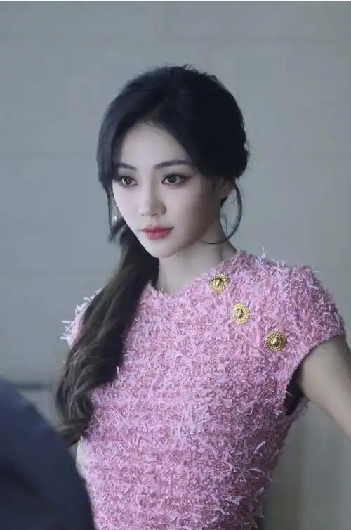 谢可寅**粉色小香风针织连衣裙轻奢设计感漂亮修身时髦裙… - 17网