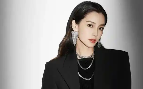 杨颖:从顶流女明星到软封 杨颖曾是娱乐圈的绝对顶流女明星,拥有超高