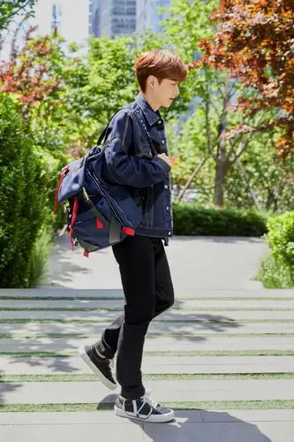 张艺兴华伦天奴valentino