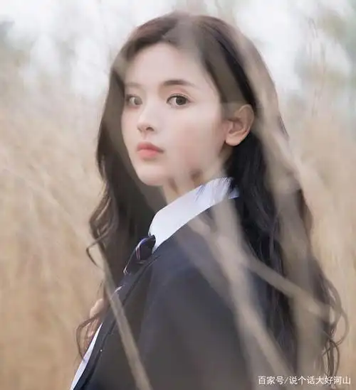 当杨超越穿着jk制服拍照时,日本清纯的脸太迷人了