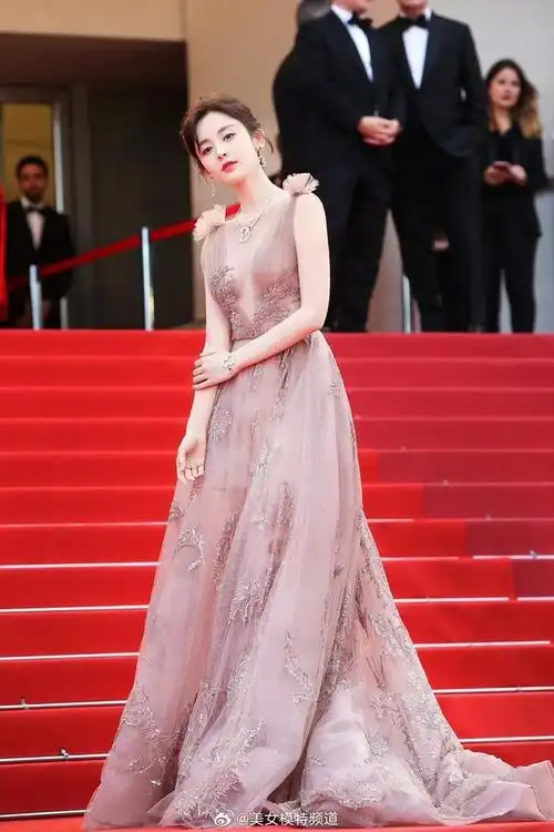 古力娜扎薄纱轻盈优雅红毯穿搭