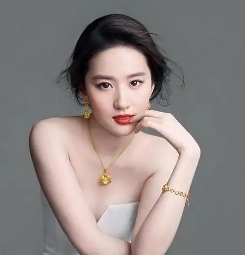 那个时候是1995年,刘亦菲穿着漂亮的洋装,站在自家的花园里,俨然就是