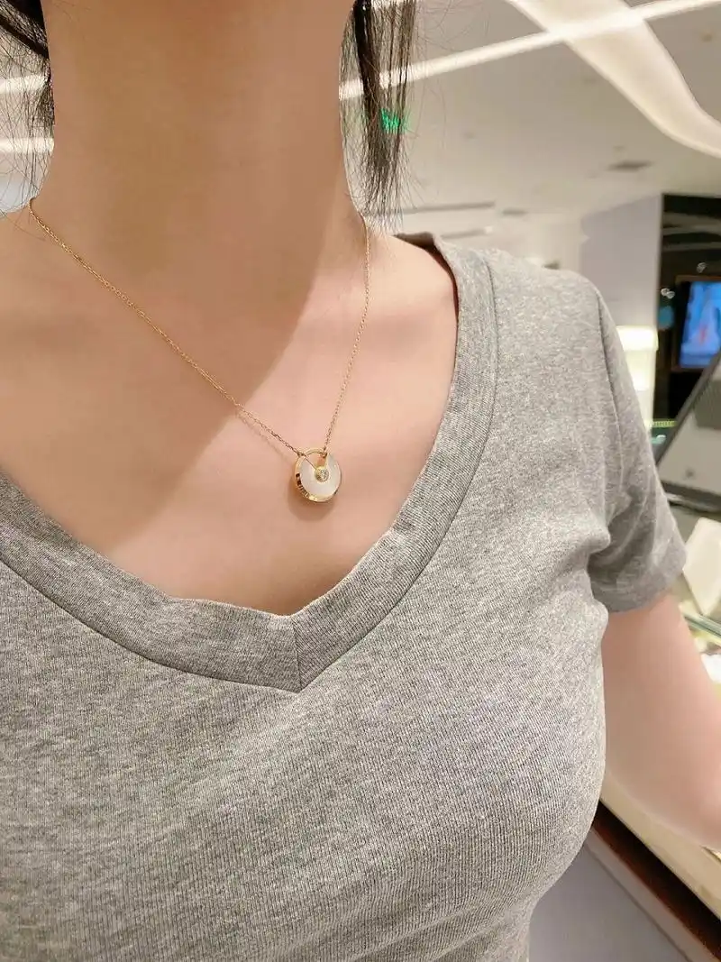卡地亚 cartier护身符项链yyds07 卡地亚选用了天然的宝石制作了这