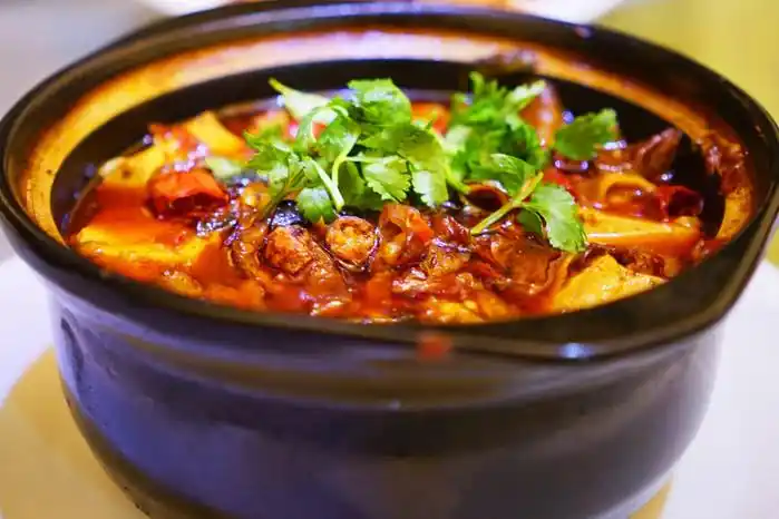 双臭煲,肥肠和臭豆腐的组合,喜欢的会无比的爱,不喜欢的是问道味道就