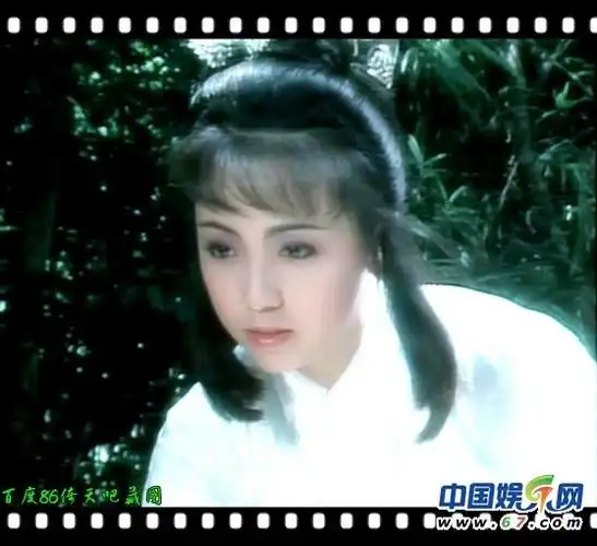 杨羚在日月神剑里饰演千金小姐裘菁菁,她笑起来的样子很甜.