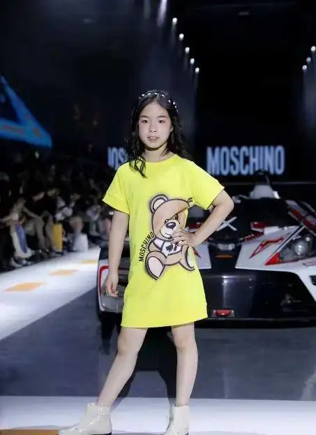 黄奕8岁女儿走秀黄芊玲表情高冷气质优越自信又大方