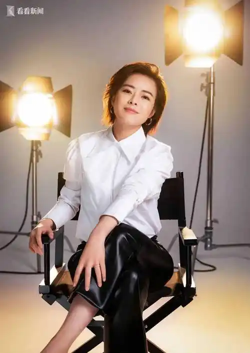 东方卫视女台柱陈辰跳槽现身凤凰卫视主持才刚主持完跨年晚会