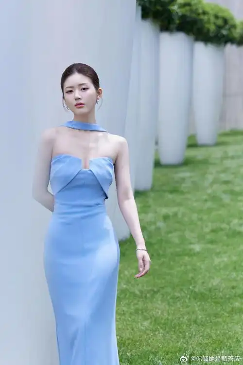 谁懂这个直角肩,这个薄背啊,不是我说露思的头骨也太优越了吧!