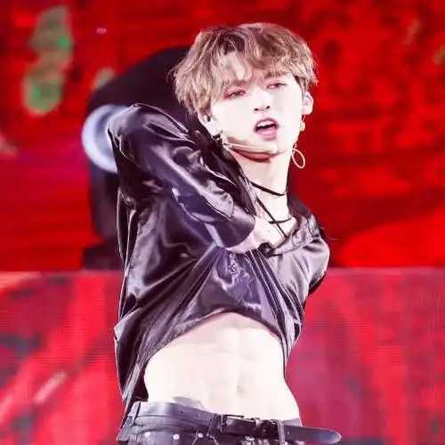 蔡徐坤到底有多man腹肌比周杰伦还强壮硬汉风远超吴京