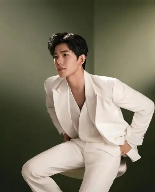 杨洋雅顾光影大片质感##杨洋纯白西装大片