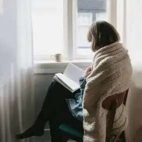 文静女生看书头像图片 书本图片大全简单漂亮 - 微信头像 - 潮人个性