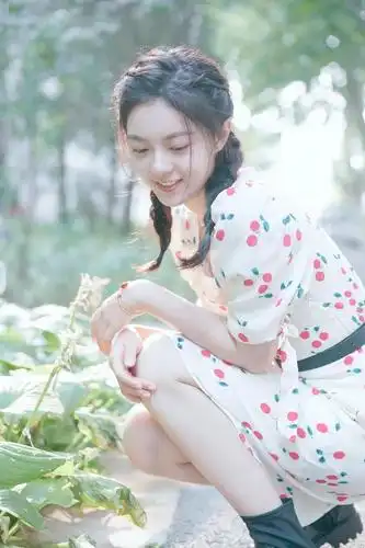 赵今麦连衣裙流苏辫今年刚好18岁粉丝表态抱回家