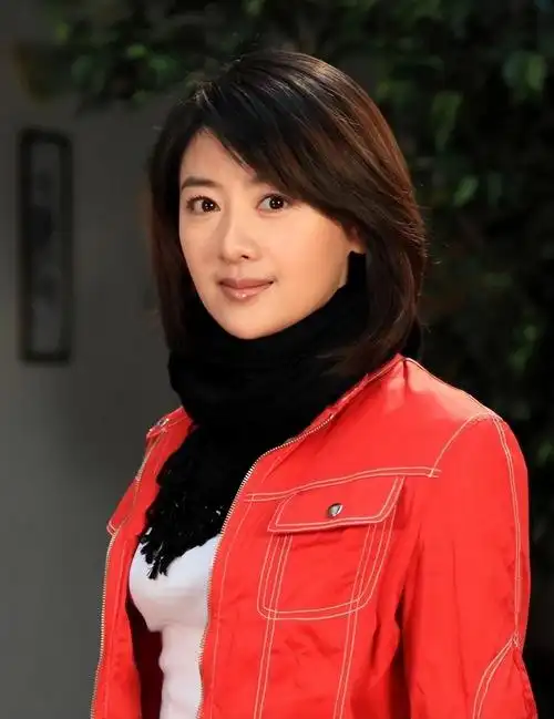 小李琳一家回武汉,经超喂老婆吃凉面好恩爱,大女儿比妈妈高半头