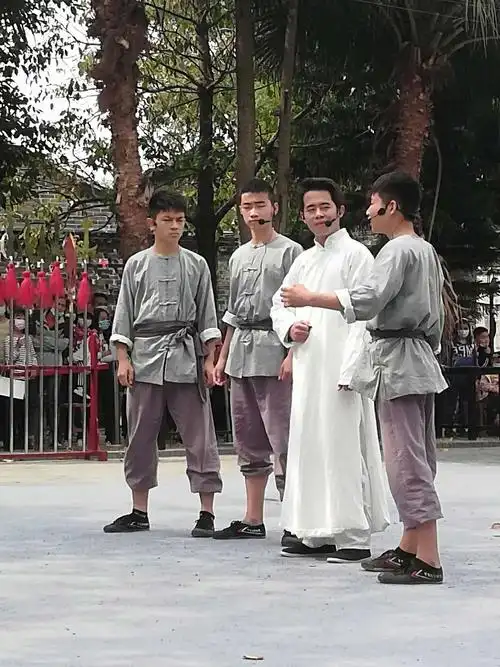这是以前古代人的服装,白色衣服的是老师.