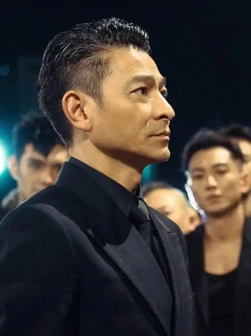 偶像刘德华 #经典照片 旧人不知我近况,新人不知我过住,纵 - 抖音