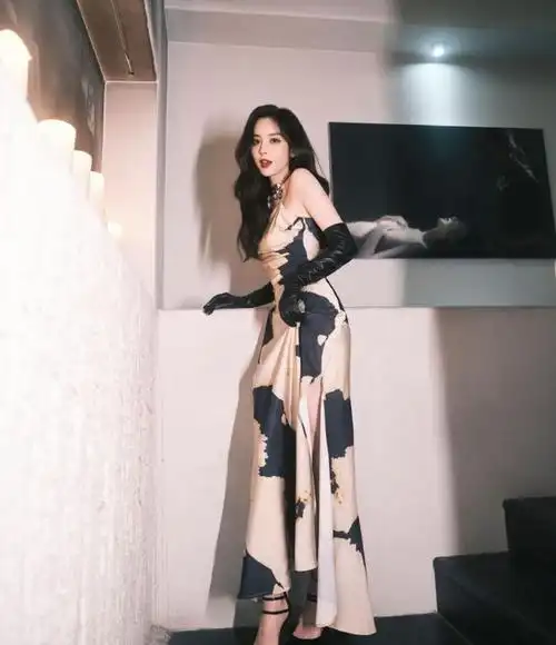 古力娜扎普吉岛被偶遇穿黑背心戴棒球帽太酷炫连影子都好美